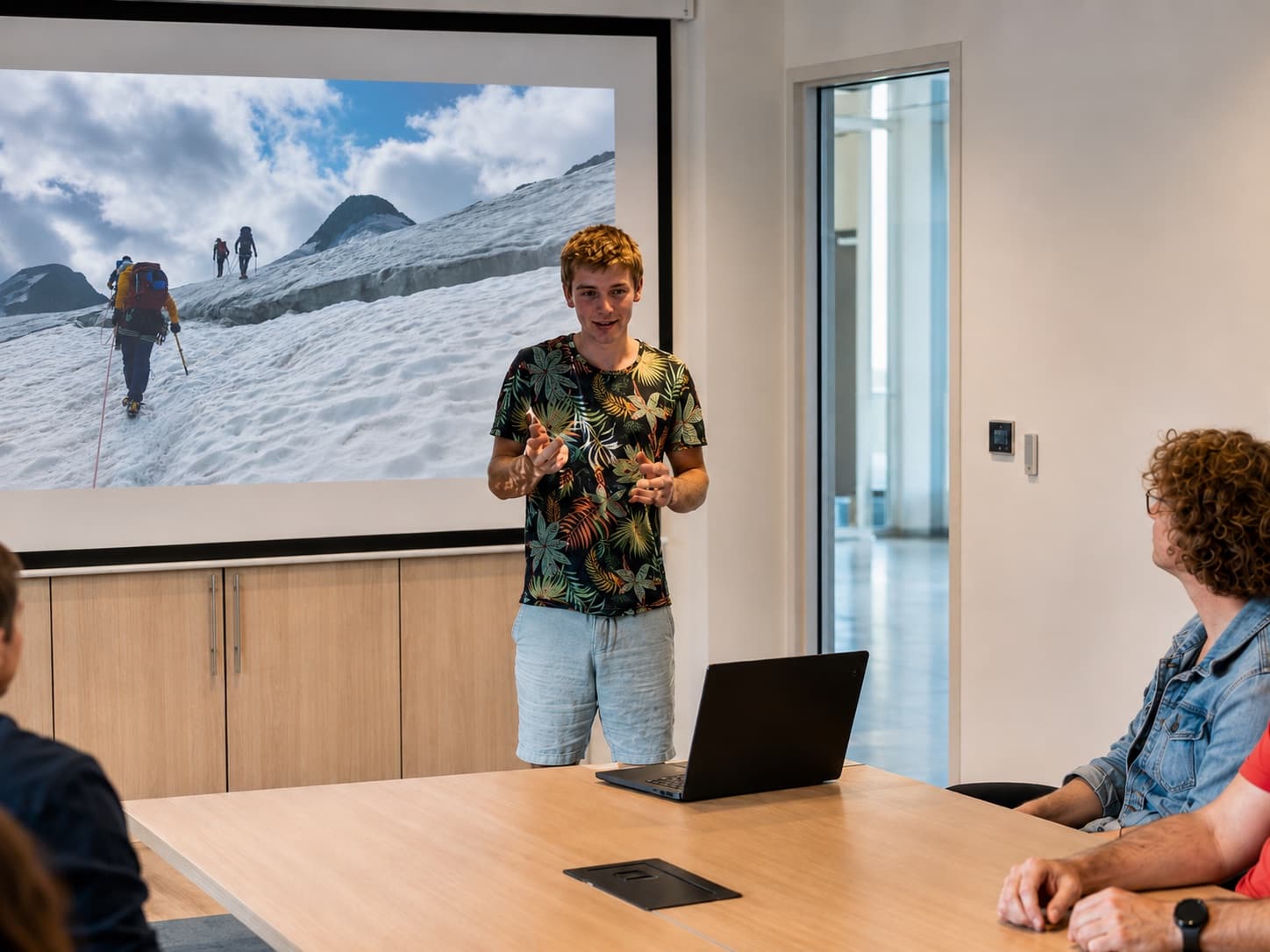 Leto Cavé presenteert voor een zittend bedrijfspubliek