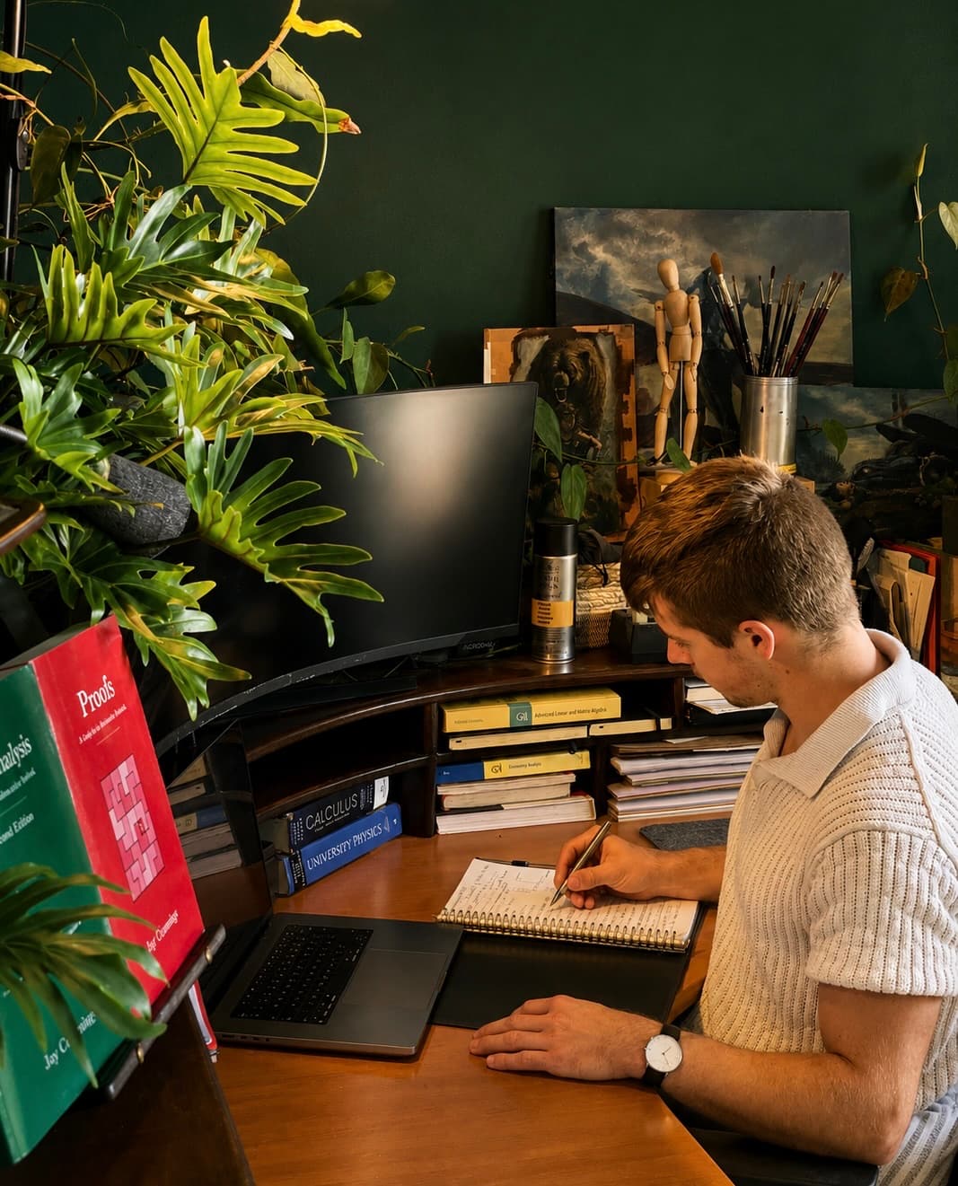 Leto werkt een opgave uit in een schrift aan zijn bureau, met studieboeken opgestapeld erachter